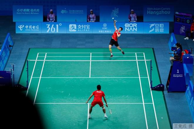 他在接受媒 他在接受媒