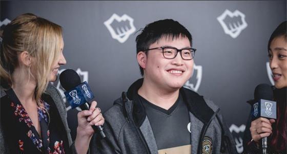 她不仅肩负 她不仅肩负